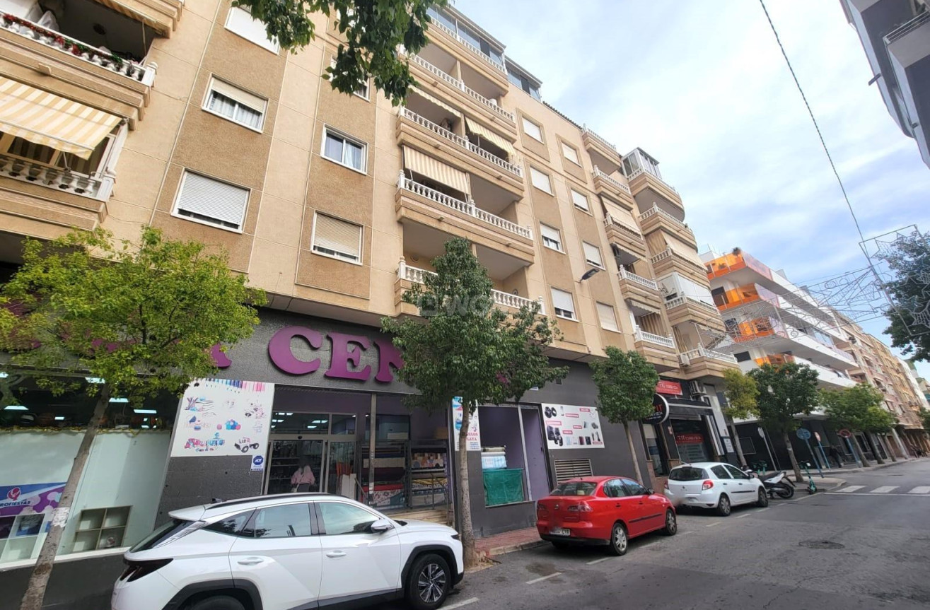 Odsprzedaż - Mieszkanie w bloku - Torrevieja - Playa del Cura