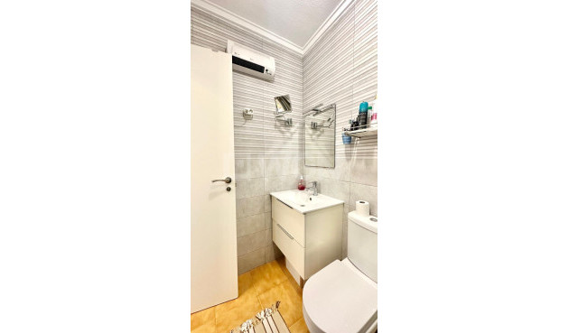 Odsprzedaż - Mieszkanie w bloku - Torrevieja - Estacion De Autobuses