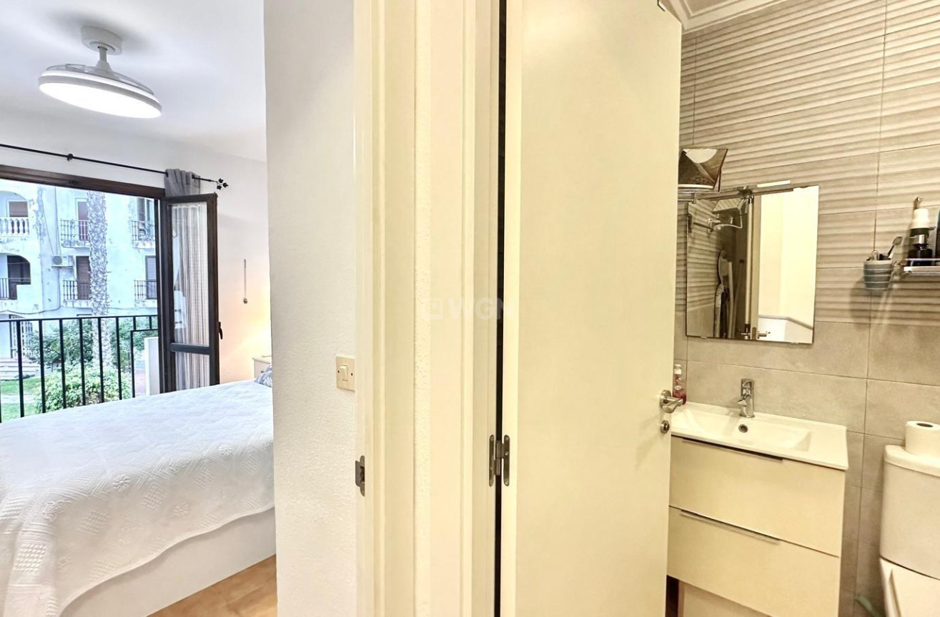 Odsprzedaż - Mieszkanie w bloku - Torrevieja - Estacion De Autobuses