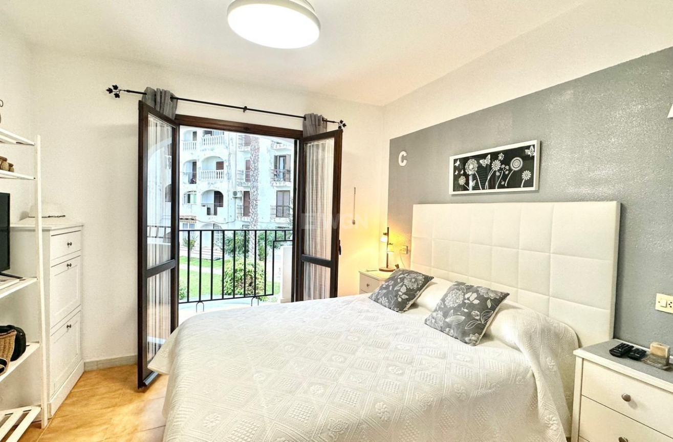 Odsprzedaż - Mieszkanie w bloku - Torrevieja - Estacion De Autobuses