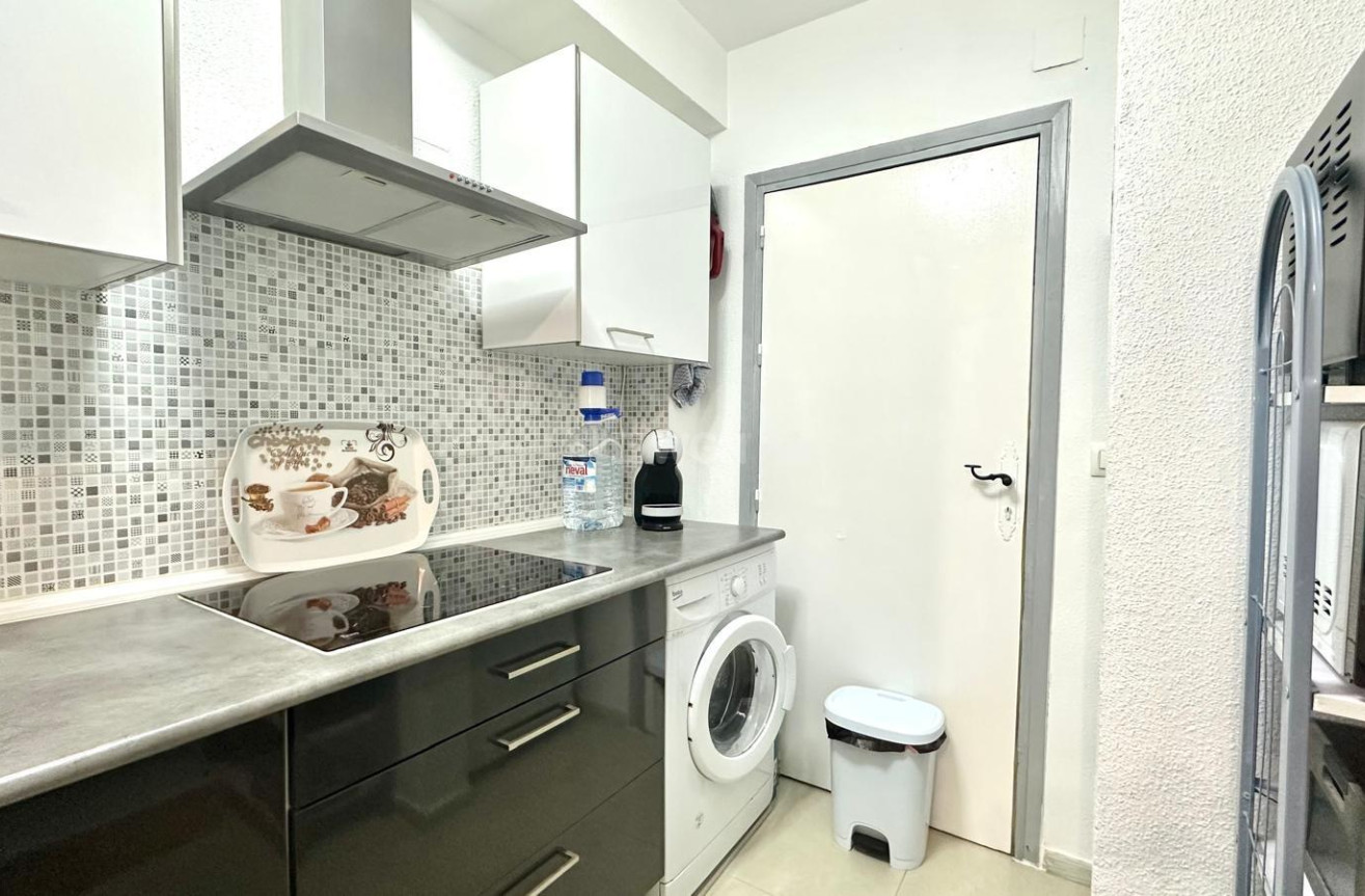 Odsprzedaż - Mieszkanie w bloku - Torrevieja - Estacion De Autobuses