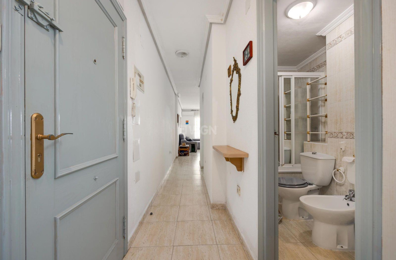 Odsprzedaż - Mieszkanie w bloku - Torrevieja - Playa del Cura