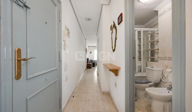 Odsprzedaż - Mieszkanie w bloku - Torrevieja - Playa del Cura