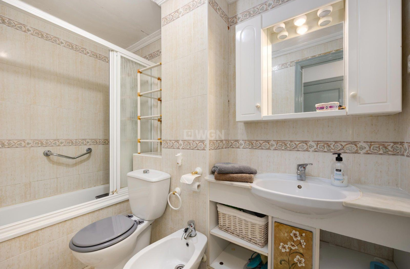 Odsprzedaż - Mieszkanie w bloku - Torrevieja - Playa del Cura