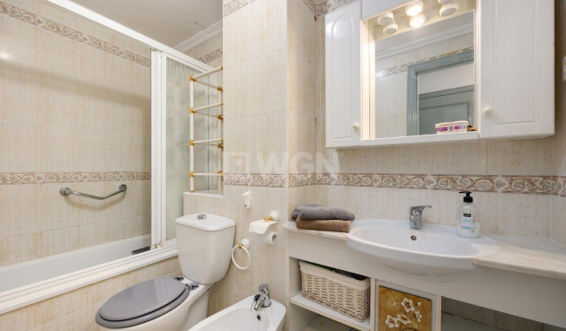 Odsprzedaż - Mieszkanie w bloku - Torrevieja - Playa del Cura