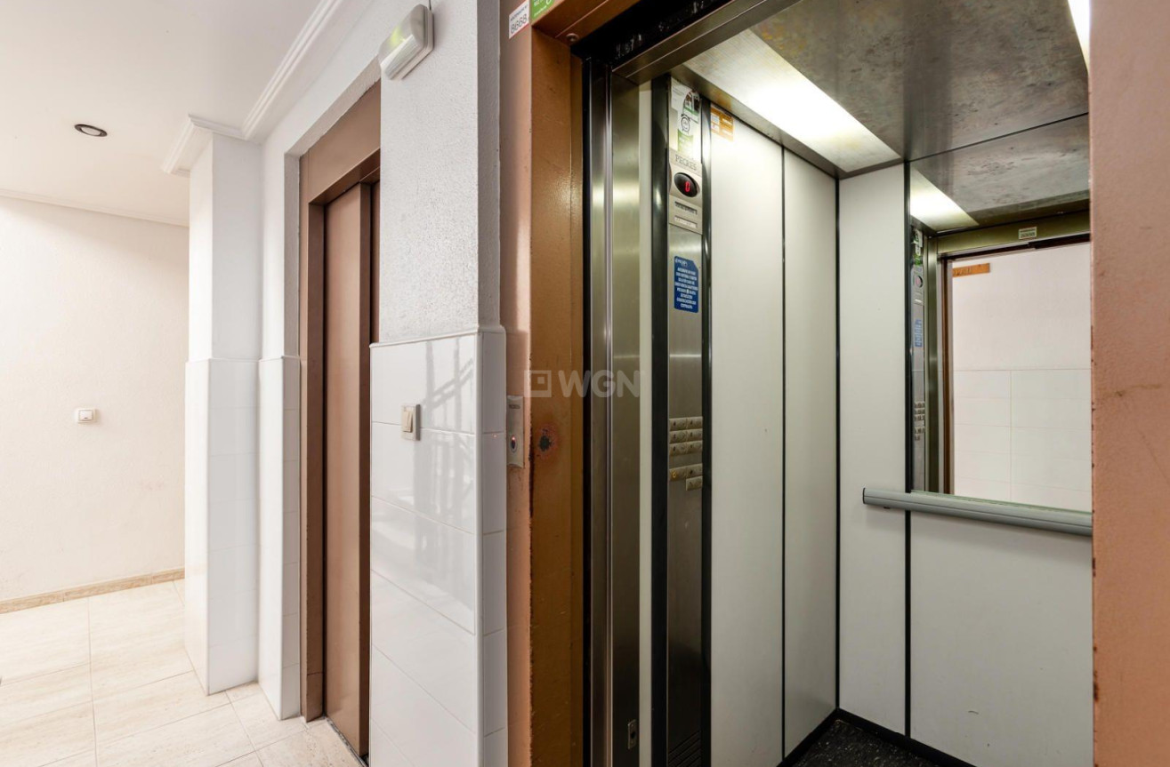 Odsprzedaż - Mieszkanie w bloku - Torrevieja - Playa del Cura