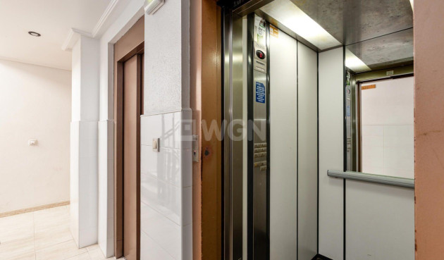 Odsprzedaż - Mieszkanie w bloku - Torrevieja - Playa del Cura