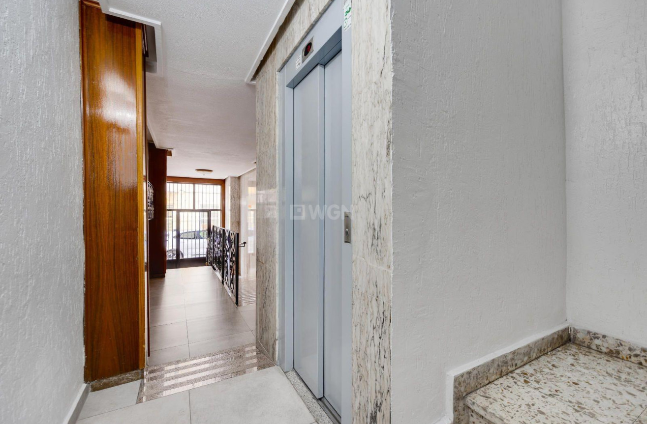 Odsprzedaż - Mieszkanie w bloku - Torrevieja - Centro