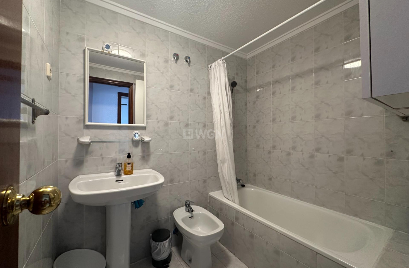 Odsprzedaż - Mieszkanie w bloku - Torrevieja - Centro