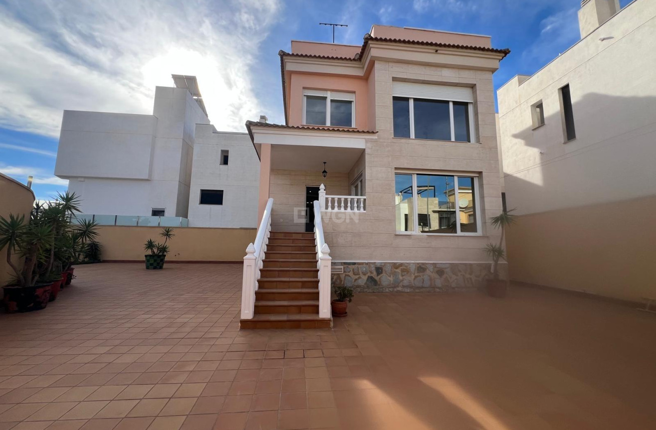 Odsprzedaż - Villa - Orihuela Costa - Villamartín-las Filipinas