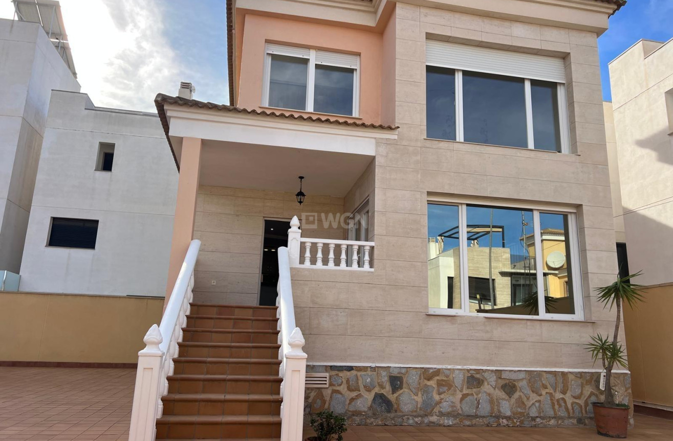 Odsprzedaż - Villa - Orihuela Costa - Villamartín-las Filipinas