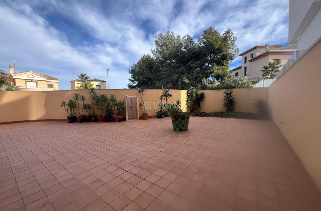 Odsprzedaż - Villa - Orihuela Costa - Villamartín-las Filipinas