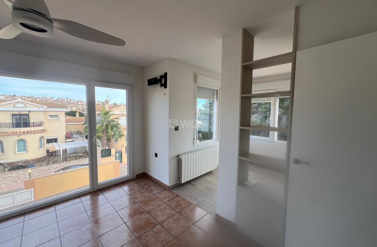 Odsprzedaż - Villa - Orihuela Costa - Villamartín-las Filipinas