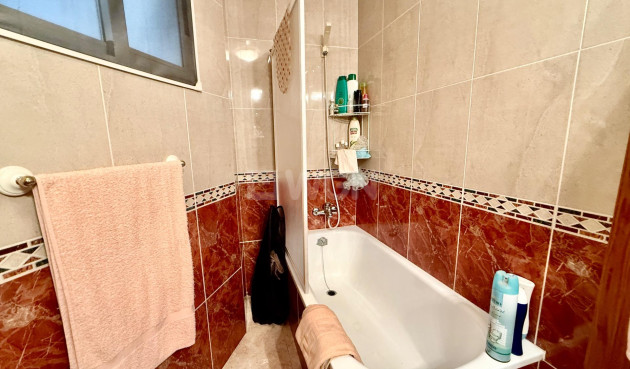 Odsprzedaż - Mieszkanie w bloku - Torrevieja - PARQUE DE LAS NACIONES