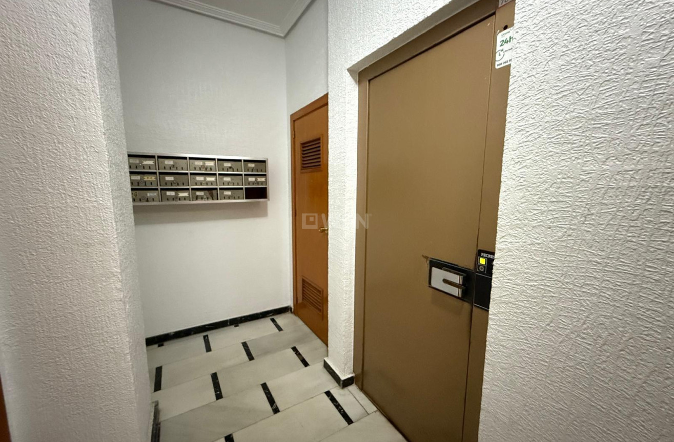 Odsprzedaż - Mieszkanie w bloku - Torrevieja - Las Piscinas Naturales