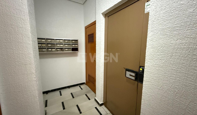 Odsprzedaż - Mieszkanie w bloku - Torrevieja - Las Piscinas Naturales