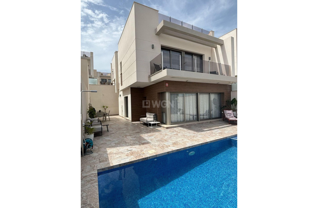 Odsprzedaż - Villa - Orihuela Costa - Villamartín-las Filipinas