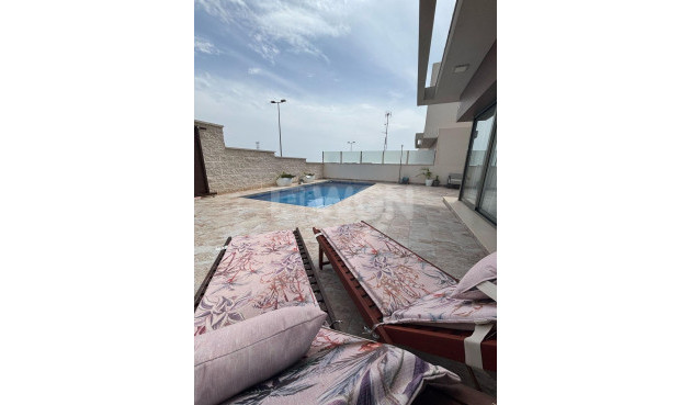 Odsprzedaż - Villa - Orihuela Costa - Villamartín-las Filipinas