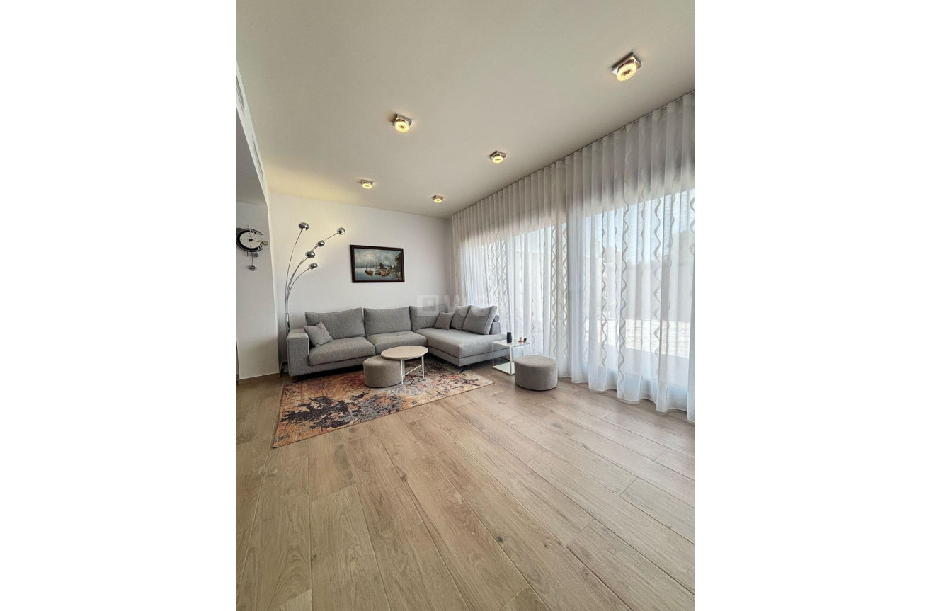 Odsprzedaż - Villa - Orihuela Costa - Villamartín-las Filipinas