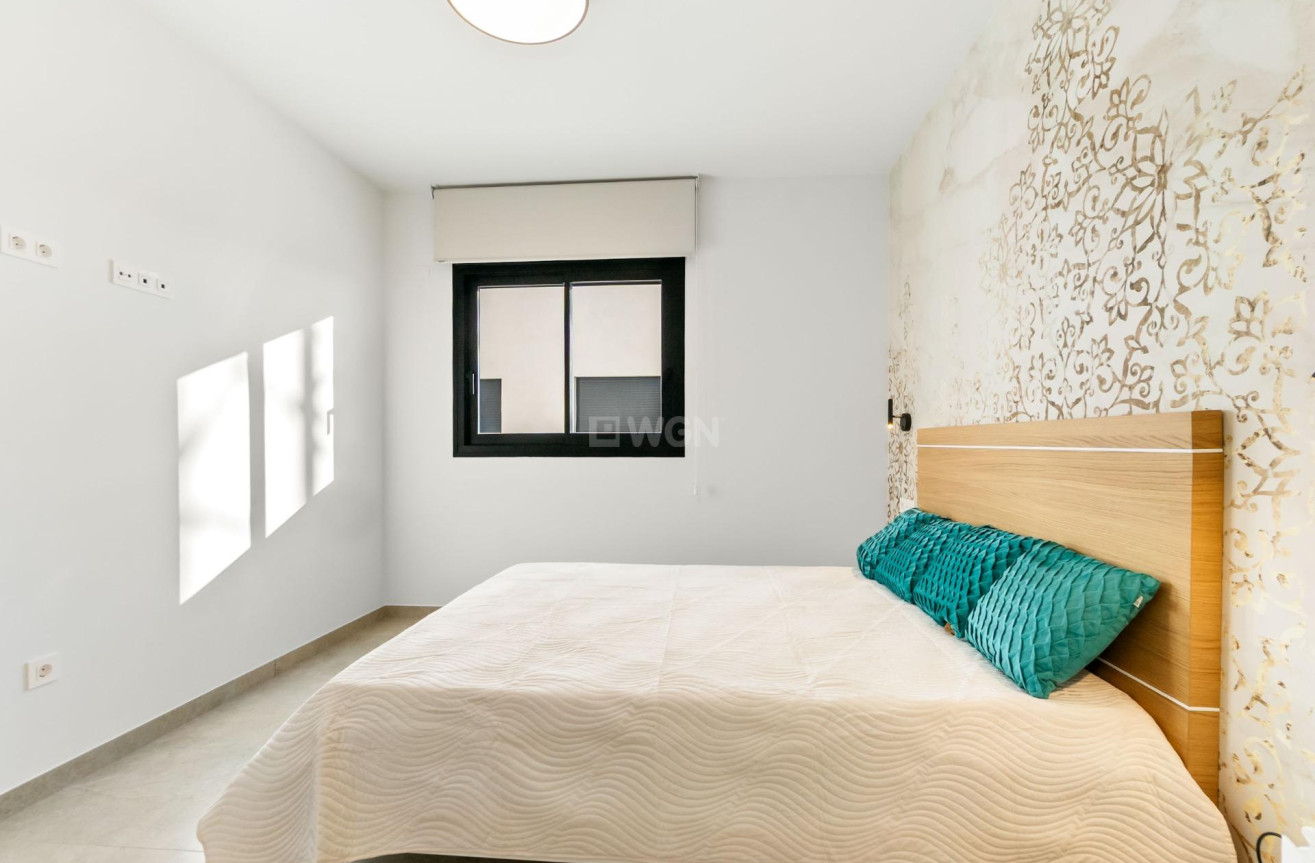 Odsprzedaż - Mieszkanie w bloku - Torrevieja - Playa del Cura