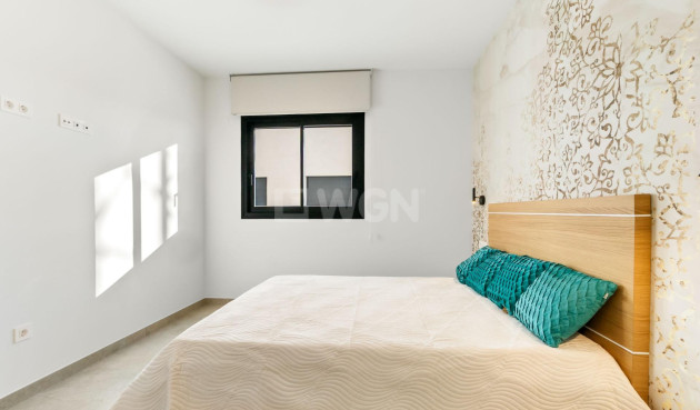 Odsprzedaż - Mieszkanie w bloku - Torrevieja - Playa del Cura