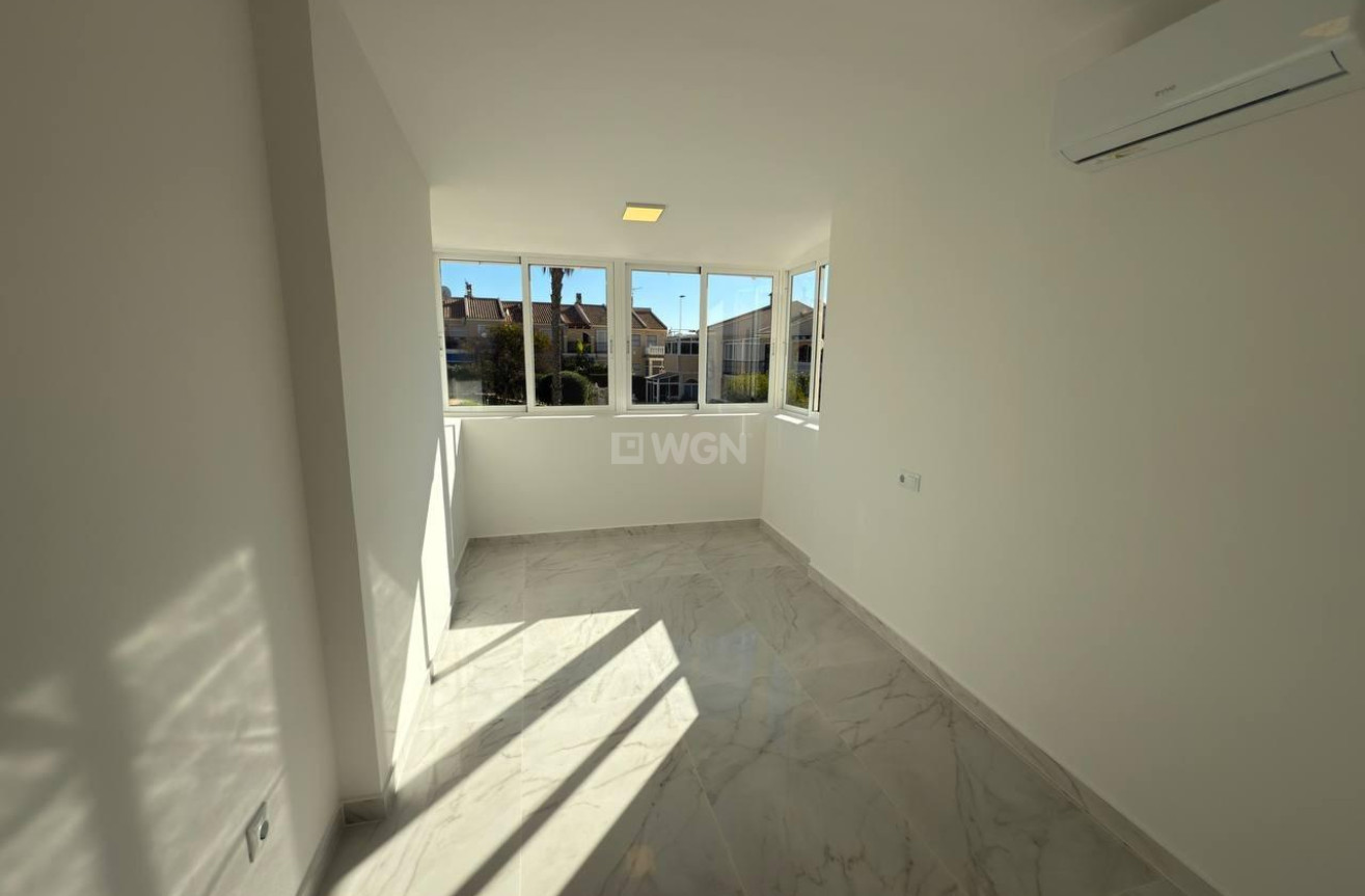 Resale - Townhouse - Torrevieja - aguas nuevas