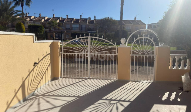 Resale - Townhouse - Torrevieja - aguas nuevas