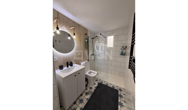 Odsprzedaż - Mieszkanie w bloku - Torrevieja - Playa del Cura