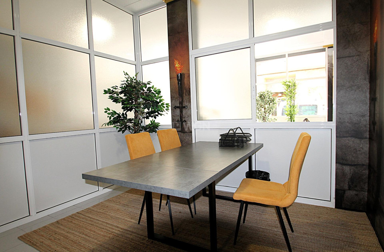 Resale - Commercial - Torrevieja - Las Piscinas Naturales