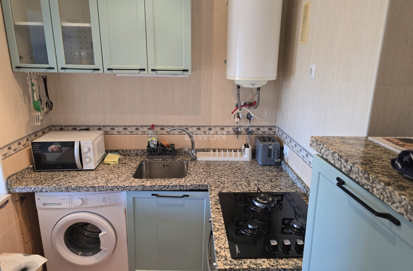 Odsprzedaż - Mieszkanie w bloku - Alcaucín - Inland