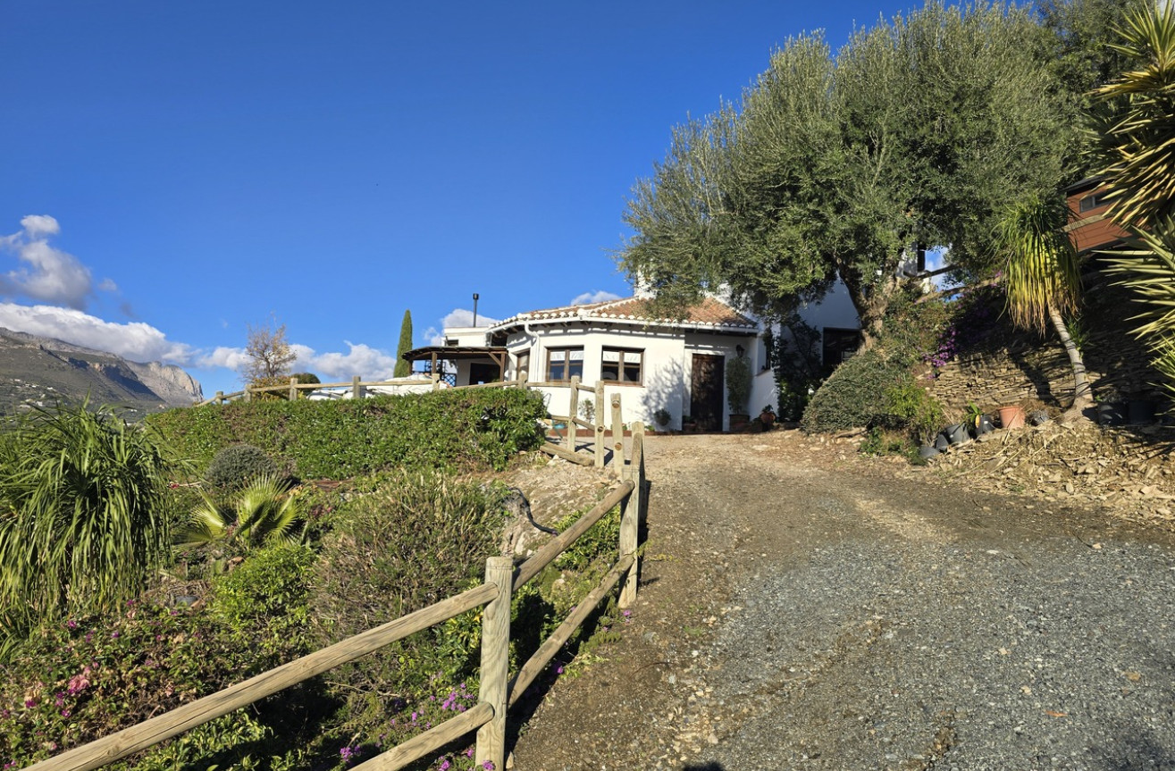 Resale - Villa - Alcaucín - Inland