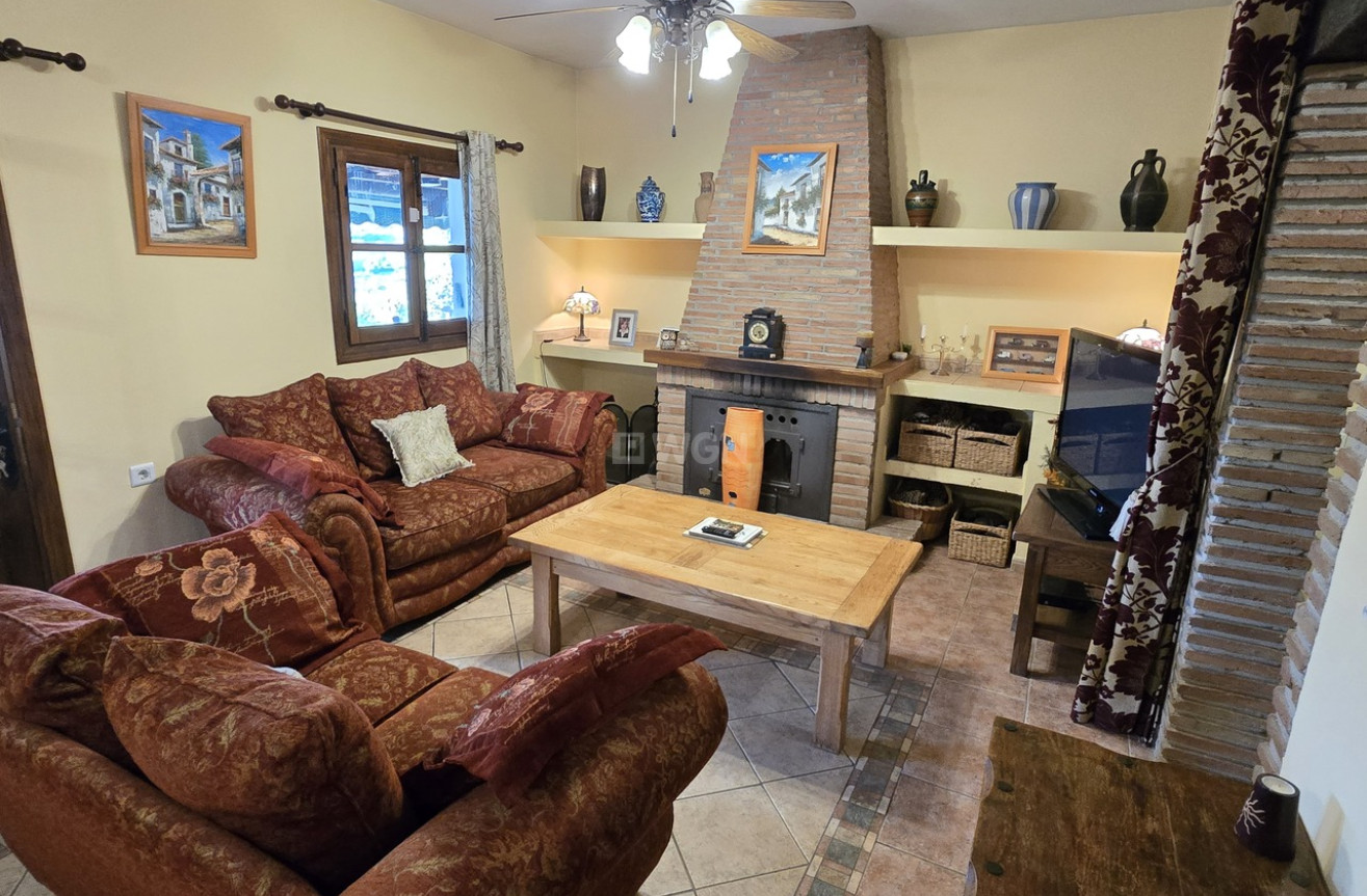 Resale - Villa - Alcaucín - Inland