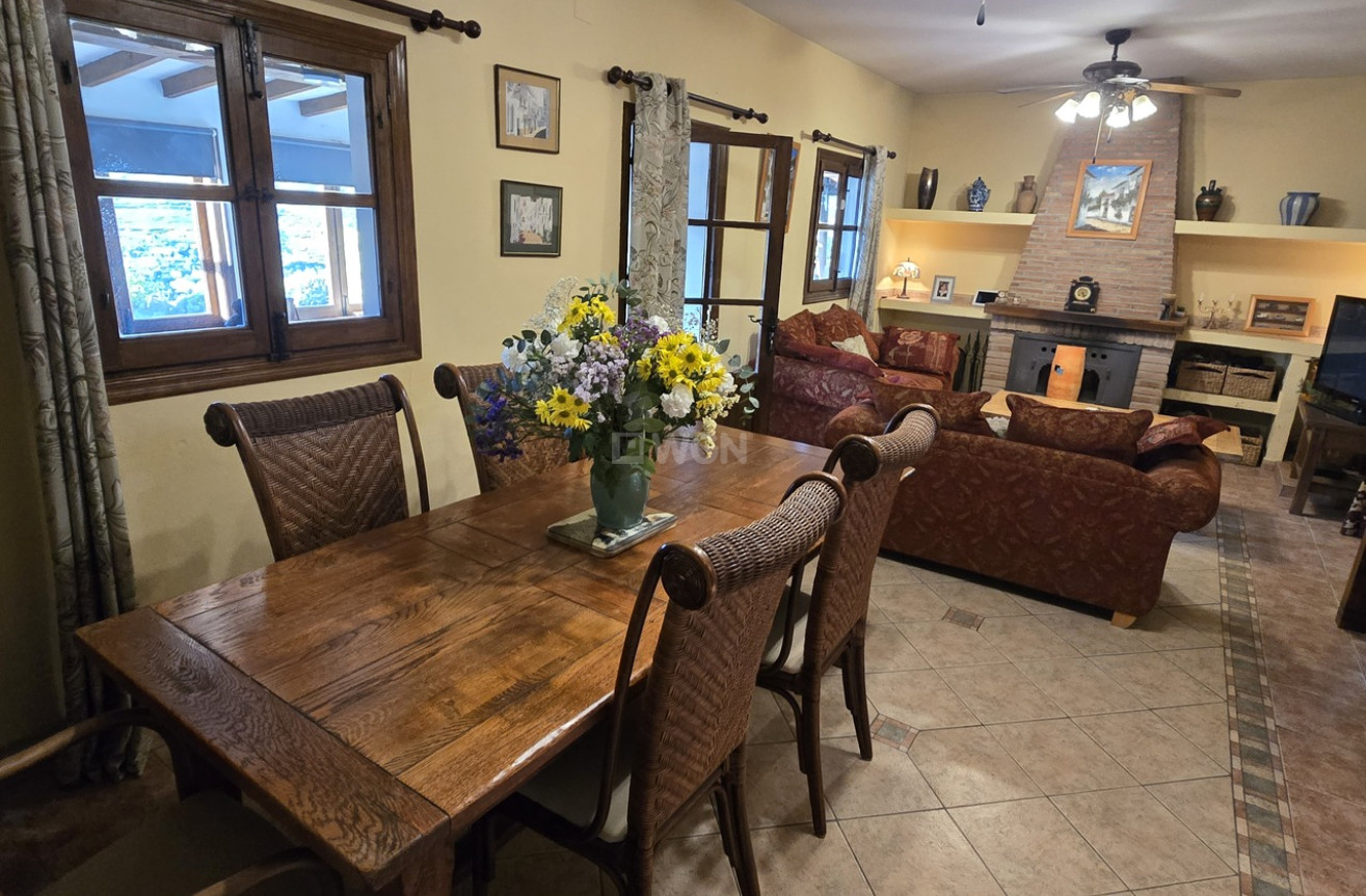 Resale - Villa - Alcaucín - Inland