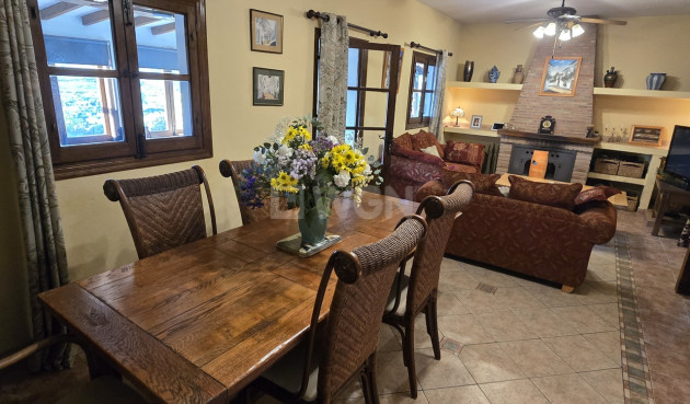 Resale - Villa - Alcaucín - Inland