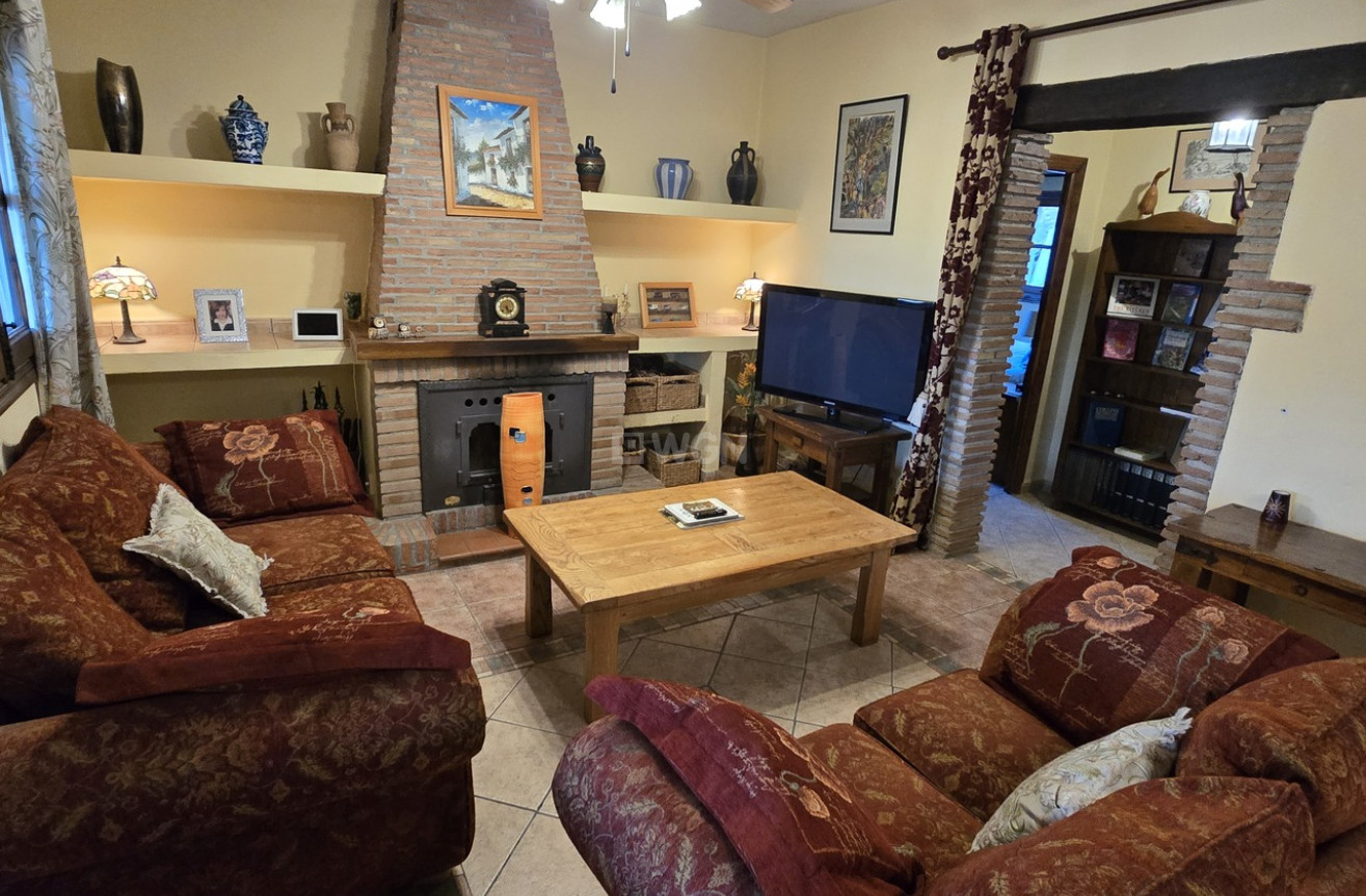 Resale - Villa - Alcaucín - Inland