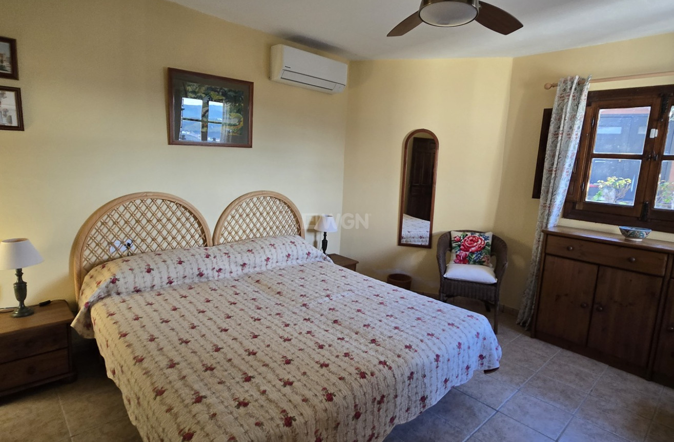 Resale - Villa - Alcaucín - Inland