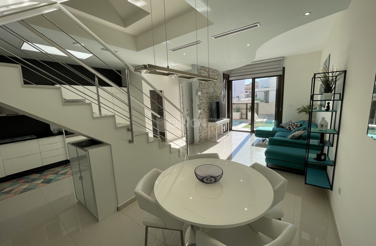 Odsprzedaż - Villa - Villamartin