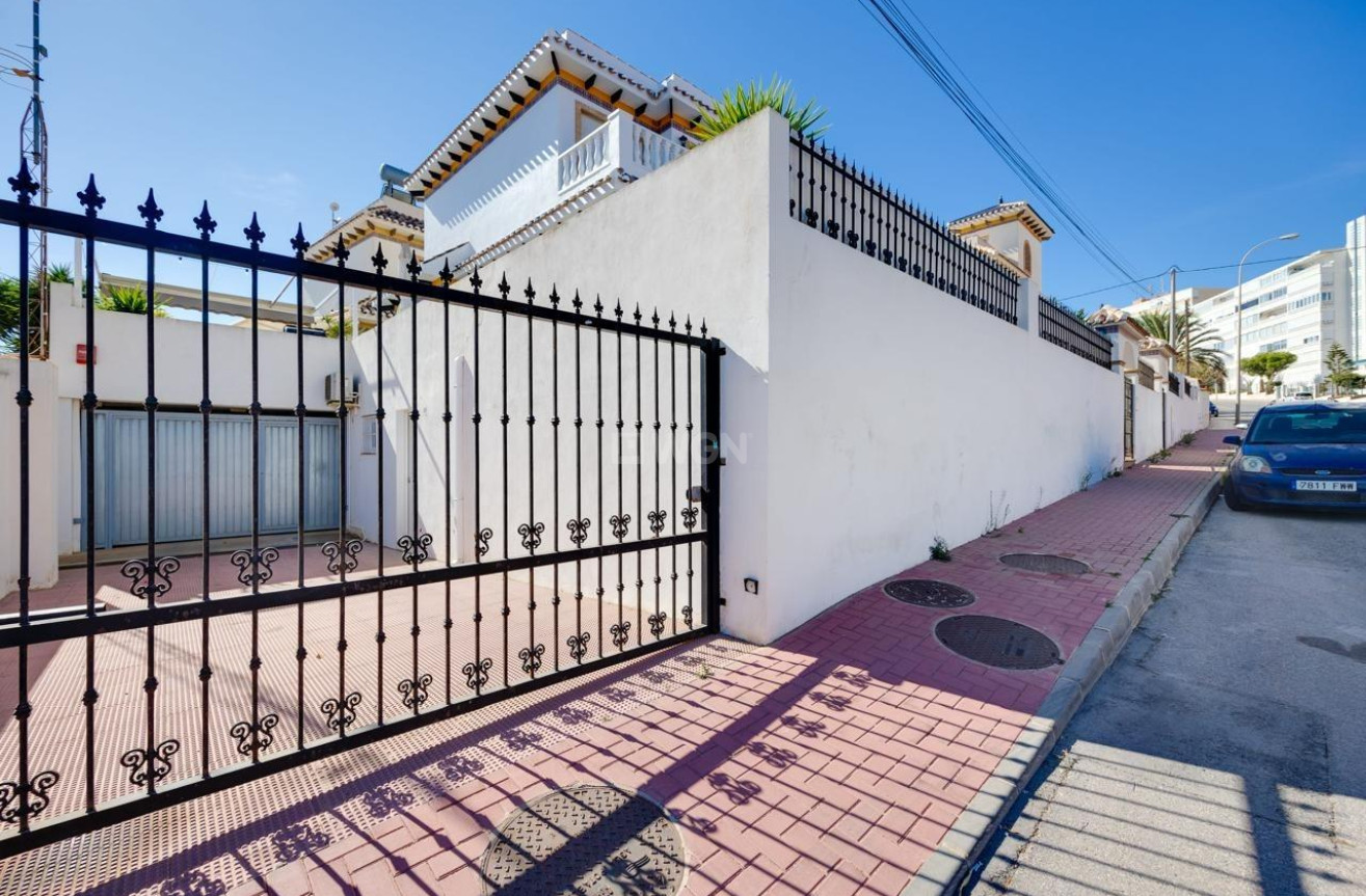 Odsprzedaż - Villa - Torrevieja - La Mata