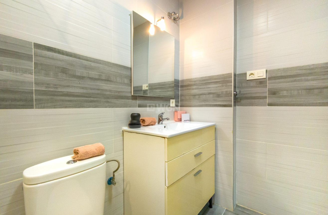 Odsprzedaż - Mieszkanie w bloku - Torrevieja - Estacion De Autobuses