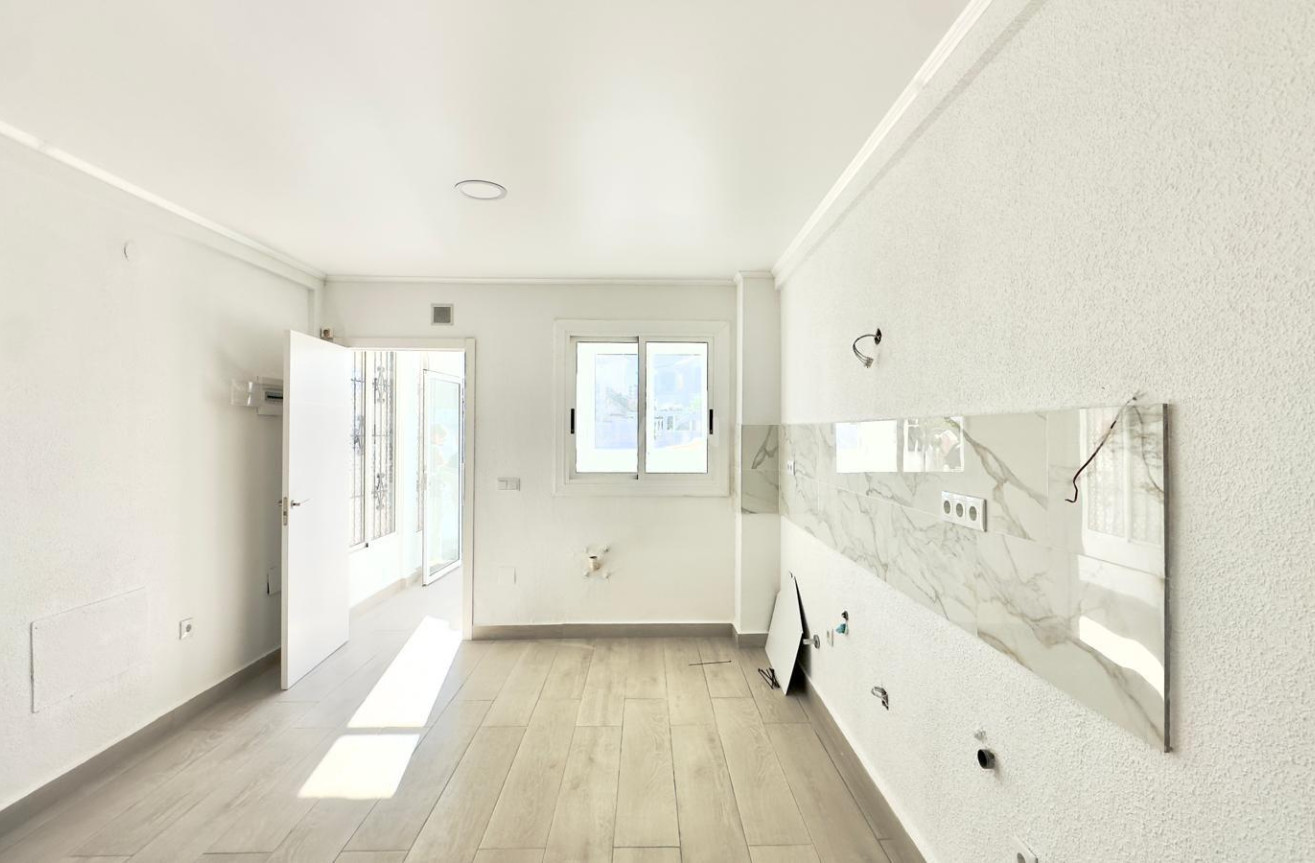 Odsprzedaż - Kamienica - Torrevieja - La Mata