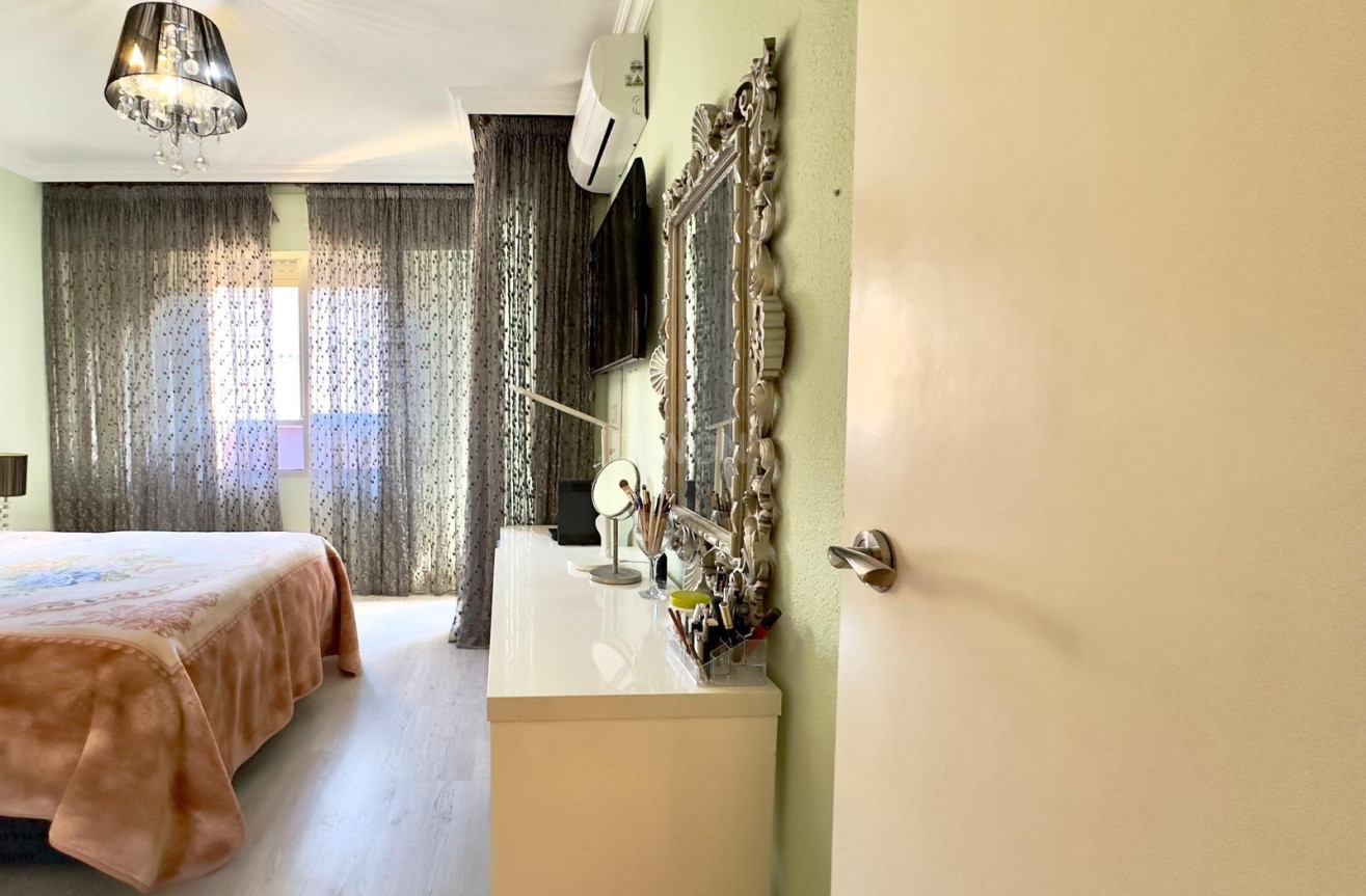 Odsprzedaż - Mieszkanie w bloku - Torrevieja - Centro