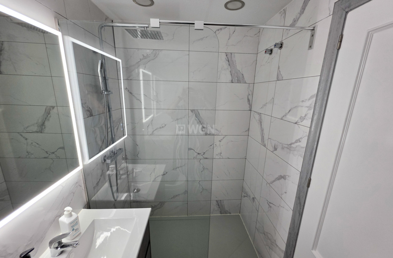 Odsprzedaż - Mieszkanie w bloku - Vistabella Golf Entre Naranjos - Inland