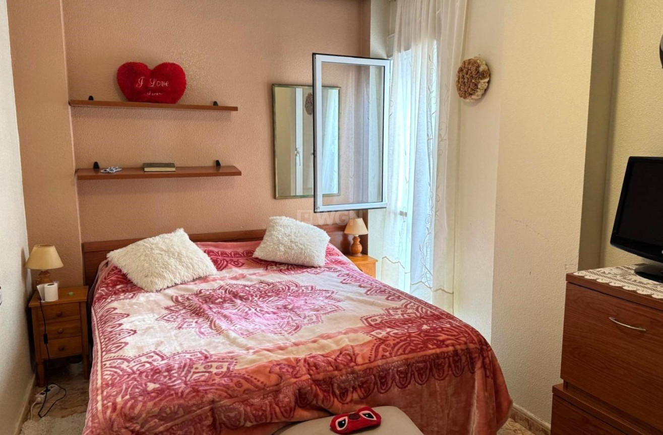 Odsprzedaż - Mieszkanie w bloku - Torrevieja - Playa del Cura