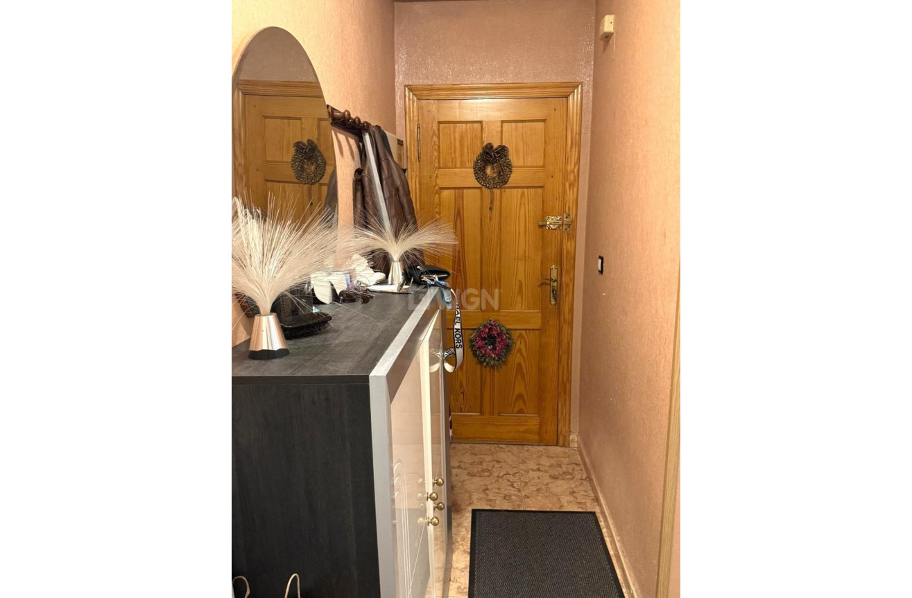 Odsprzedaż - Mieszkanie w bloku - Torrevieja - Playa del Cura