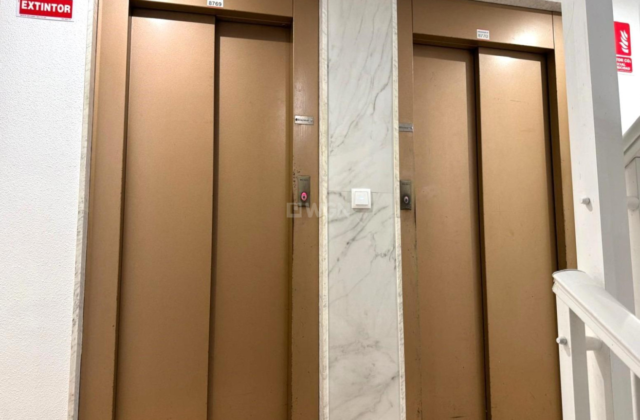 Odsprzedaż - Mieszkanie w bloku - Torrevieja - Playa del Cura