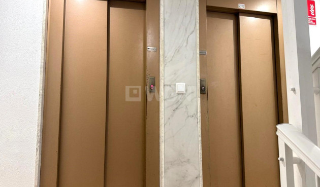 Odsprzedaż - Mieszkanie w bloku - Torrevieja - Playa del Cura