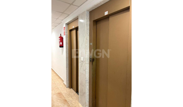 Odsprzedaż - Mieszkanie w bloku - Torrevieja - Playa del Cura