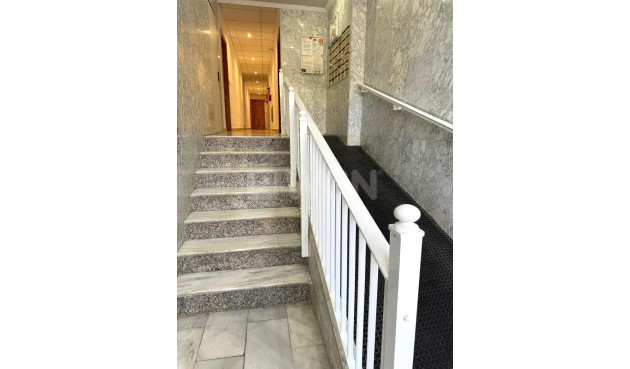 Odsprzedaż - Mieszkanie w bloku - Torrevieja - Playa del Cura