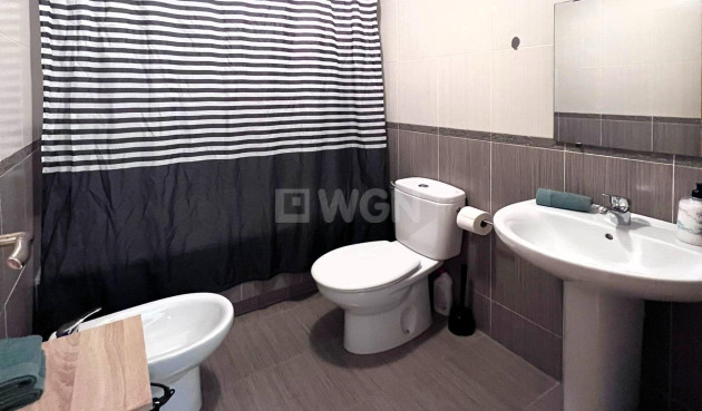 Odsprzedaż - Mieszkanie w bloku - Torrevieja - Playa de los Locos