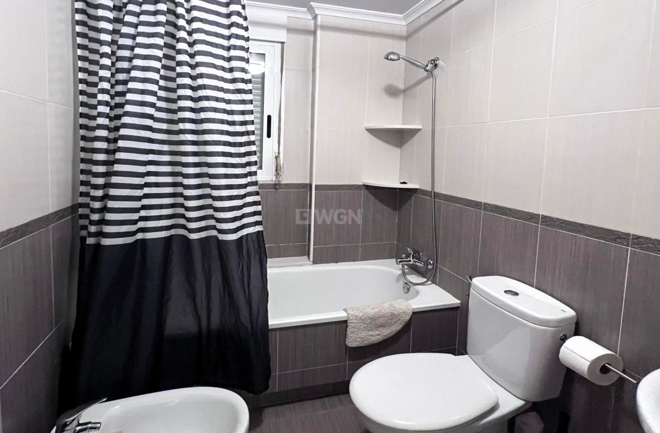 Odsprzedaż - Mieszkanie w bloku - Torrevieja - Playa de los Locos